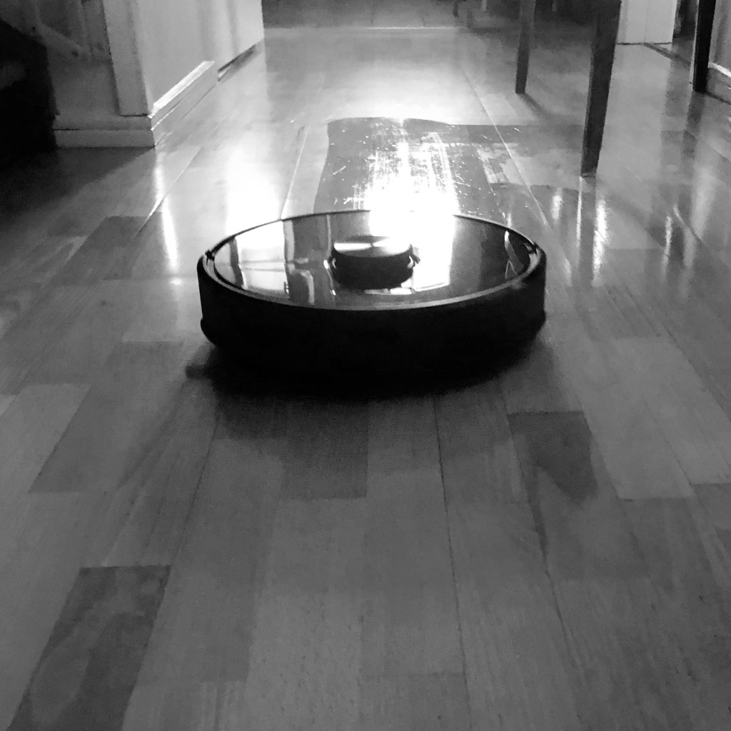 En bild på min nya lilla kompis: En Xiaomi Mi RoboRock S6 (OBS är ej sponsrad av företaget!). Den är rund och svart. 