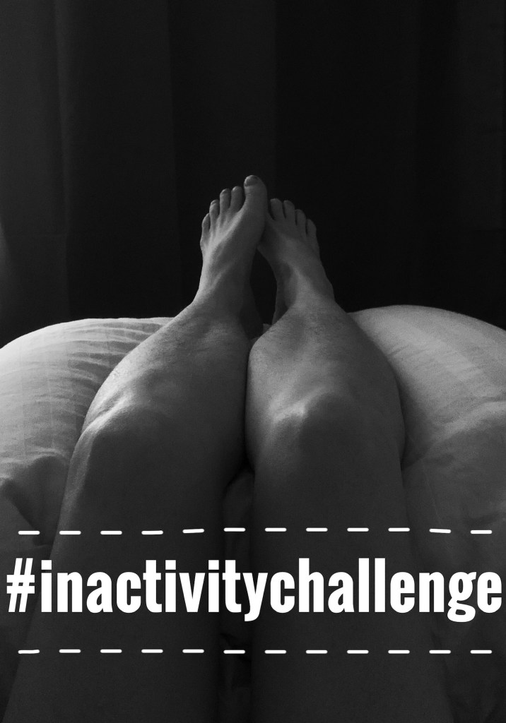 En bild på mina bara ben när jag ligger ner. Benen vilar på en psoaskudde.